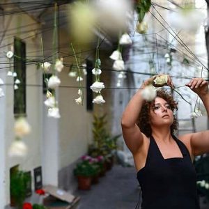 Riconnessioni, installazione, fiori e filo, 20 metri circa, anno, Valle agricola (Ce) , 2018 foto di Alessandro Santulli